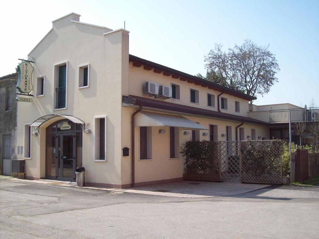 Residenza Stazione Bonferraro Buitenkant foto